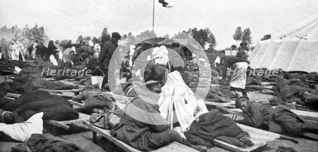 'Les Revers Russes; les secours aux soldats russes empoisonnes par les gaz asphyxiants..., 1915. Creator: Robert Scotland Liddell.