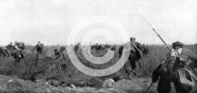 'Division Picardie; L'assaut du plateau de Touvent: Le 7 juin, le depart des zouaves', 1915. Creator: Unknown.