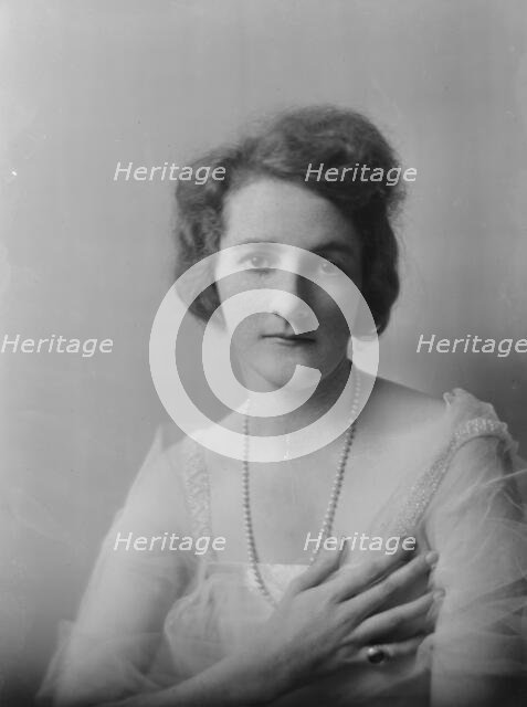 Hill, J., Miss, portrait photograph, 1916. Creator: Arnold Genthe.