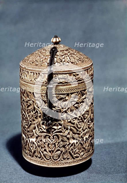 Container of Zamora, from the Cathedral of Zamora, 964 d.C..