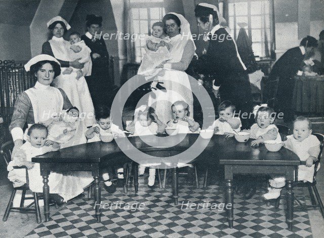 Kingsway Hall Creche for children with fathers at the war and mothers who are working, 1914. Artist: Unknown