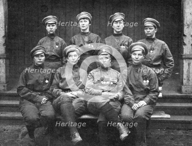 'Les Soubresauts de la Russie; L'etat-major du bataillon feminin: au centre, Mme Botchkareva...1917. Creator: Unknown.
