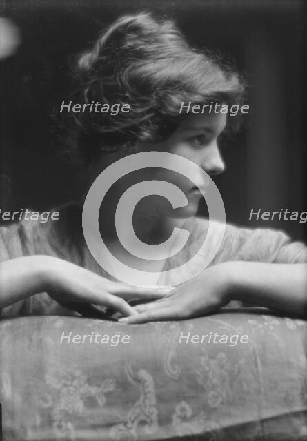 Beyer, Hilda, Miss, portrait photograph, 1913 Nov. 30. Creator: Arnold Genthe.