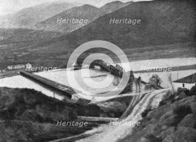 'Destruction du pont de Demir-Hissar sur la Strouma; Le pont du chemin de fer sur la..., 1916. Creator: Unknown.