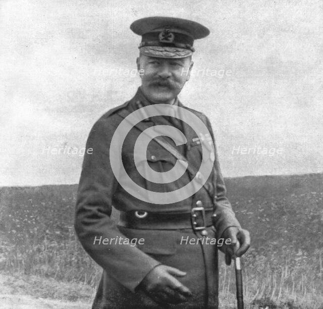 'Deux grands morts; Lord Kitchener photographie a son dernier voyage en France...', 1916 (1924) Creator: Unknown.