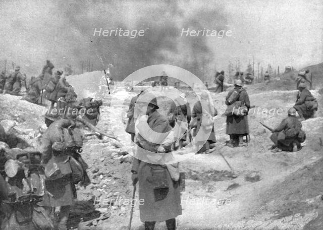 'L'Attaque du Mont-Pertois; Un bataillon abordant, le 30 avril 1917, la ligne de cretes..., 1917. Creator: Unknown.