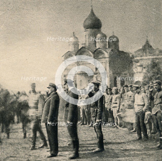 'Lenin reviews the 11th group of graduates of the First Moscow Soviet Machine-Gun Commander School i Artist: Unknown.