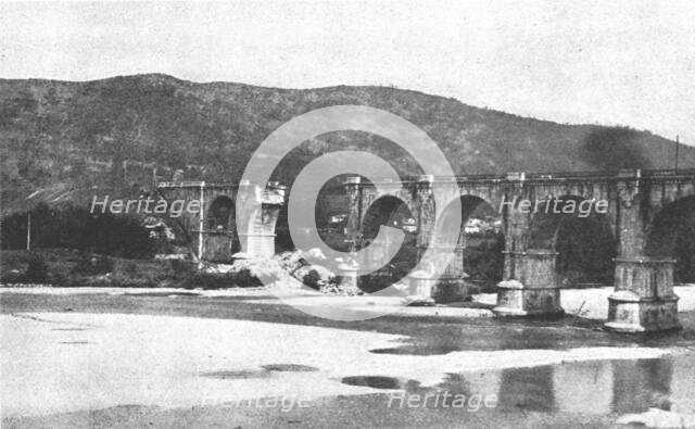 'Les Italiens a Gorizia; le pont du chemin de fer sur l'Isonzo', 1916 Creator: Unknown.