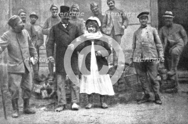 'Les heros s'amusent : redescendus de Douaumont a Verdun, deux coloniaux du regiment du..., 1916. Creator: Unknown.