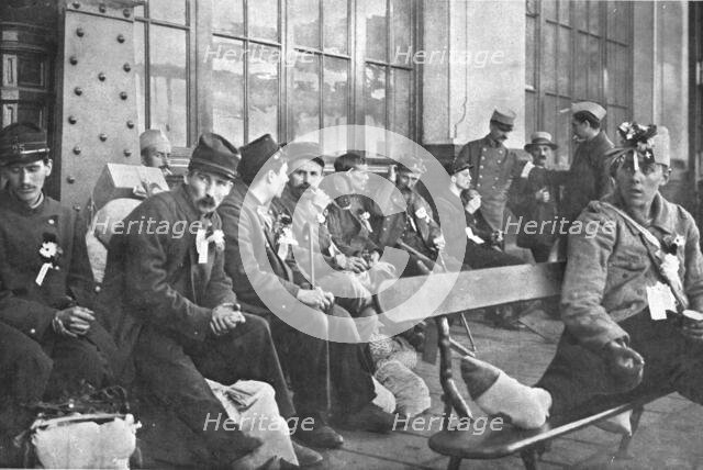 'Invalides!; retour d'allamagne: nos grand-blesses rapatries'. Creator: Unknown.