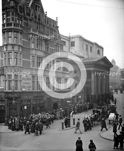 A large queue outside the Lyceum Theatre, London, 1909. Artist: Bedford Lemere and Company
