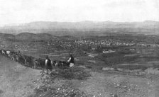 'Sur la route de Monastir; la ville de Monastir vue des hauteurs au Sud-Ouest : a l'horizon..., 1916 Creator: Unknown.