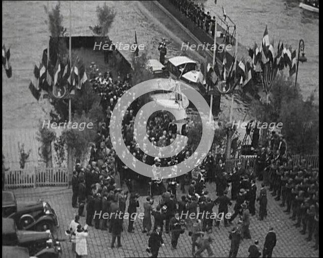 Crowd Walking Away from a Boat, 1934. Creator: British Pathe Ltd.