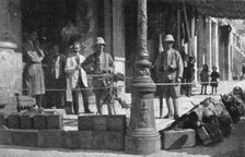 'Les Evenements de Grece; Mitrailleuses sur la place de la Concorde et au coin d'une rue', 1917. Creator: Unknown.