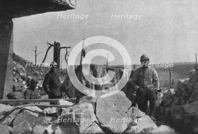 'Autour de Douaumont; au milieu des blocs de beton redoute eventree, un major et ses..., 1916. Creator: Unknown.