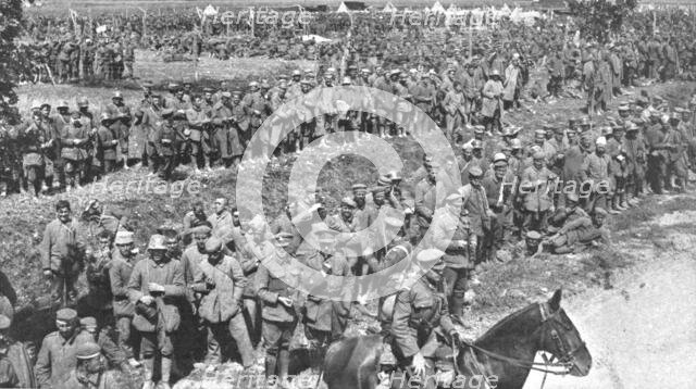 ''Les Britanniques au Nord de la Somme... 1918. Creator: Unknown.