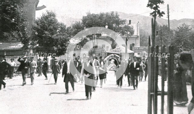 'Sarajevo, D'autres manifestants promenent un portrait de Francois-Joseph', 1914. Creator: Walter Tausch.