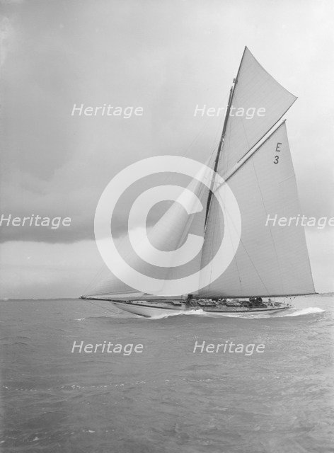 The 12 Metre 'Ierne' sailing close-hauled, 1912. Creator: Kirk & Sons of Cowes.