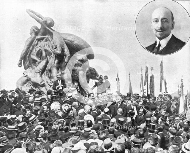 'La ceremonie du quarto; Au pied du monument, Gabriele d'Annunzio prononce le discours',1915. Creator: Unknown.