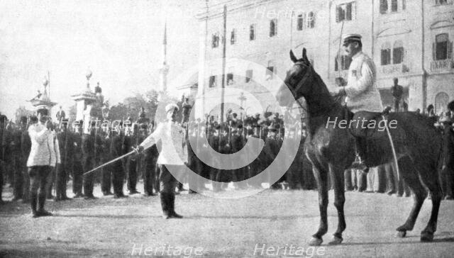 'Un mouvement national a Salonique; Le capitaine grec Sarris annoncant la constitution', 1916. Creator: Unknown.