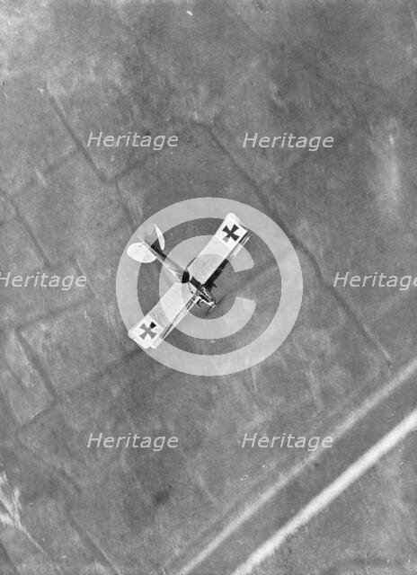 ''Un "Aviatik" en Chasse; Avion Allemand photographie en plein vol par un Aviateur Belge',1916. Creator: Unknown.