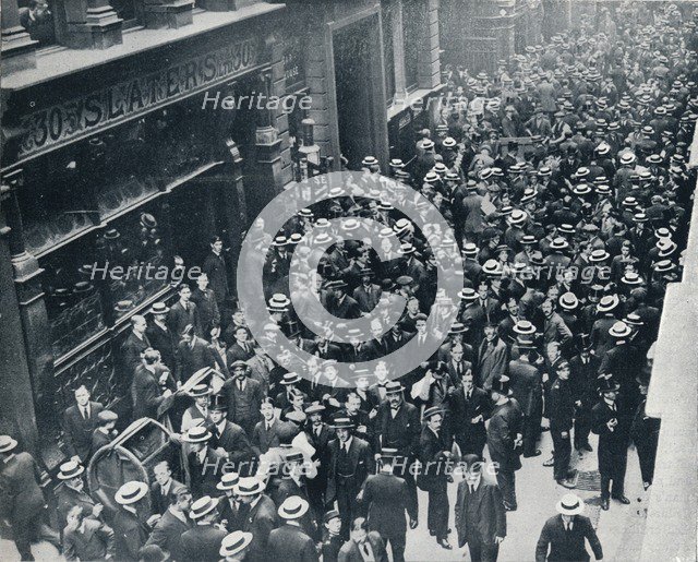 The war crisis in the city: The closing of the London Stock Exchange, 1914. Artist: Unknown