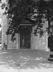 Unidentified building, possibly in Charleston, South Carolina, or New Orleans, between 1920 and 1926 Creator: Arnold Genthe.