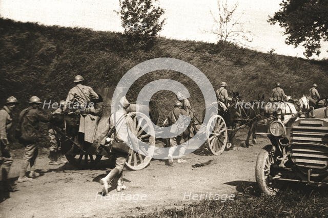 'Dans le bataille; une batterie d'artillerie se replie pour aller prendre position en arriere', 1918 Creator: Unknown.