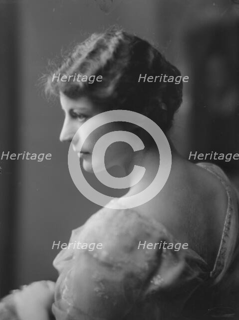 DeMesa, Mrs., portrait photograph, 1915. Creator: Arnold Genthe.