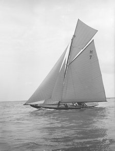 'Gundred' sailing close-hauled, 1913. Creator: Kirk & Sons of Cowes.