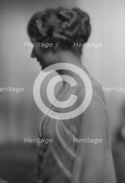 Fargo, Clara, Miss, portrait photograph, 1915 Jan. 15. Creator: Arnold Genthe.