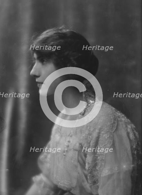 Hughes, Queen, Miss, portrait photograph, 1914 May 8. Creator: Arnold Genthe.