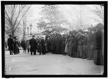 Group of people in line at White House gate, Washington, D.C., between 1910 and 1917. Creator: Harris & Ewing.