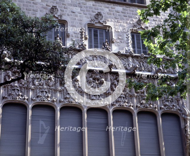 Exterior detail of the façade of the 'Quadras House', work by Josep Puig i Cadafalch (1867-1957).