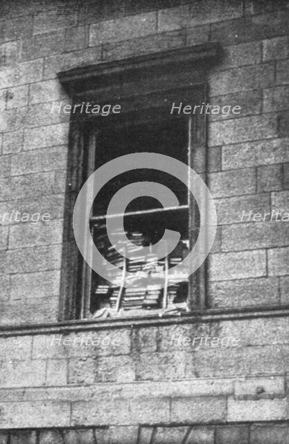 'Dublin Apres L'Emeute; Une fenetre du Palais de Justice barricadee avec les livres de la..., 1916. Creator: Unknown.