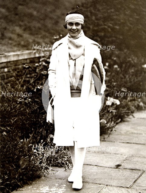 Maria Gonzalez Alvarez, Lily Alvarez, Spanish tennis player on the street (1905-1998).