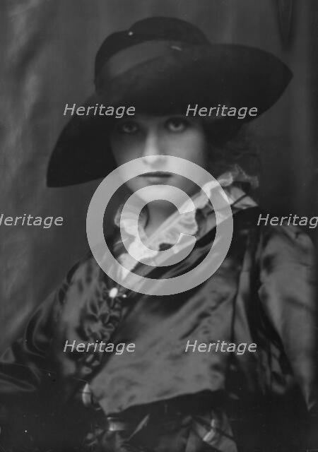 McMahon, Helen, portrait photograph, between 1913 and 1915. Creator: Arnold Genthe.