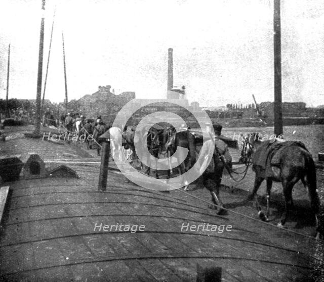 ''Devant les Falaises de L'Aisne; Un pont sur l'Oise improvise par le genie', 1914. Creator: Unknown.