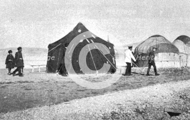 'Aux armees russes d'Asie; Un chef kurde vient au camp de l'etat-major russe', 1916. Creator: Unknown.