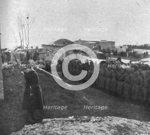'Le general Kalitine felicite les soldats qui ont occupe Hassan-Kale, sur la route d'Erzeroum', 1916 Creator: Unknown.