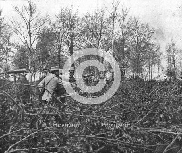 'En Argonne; Du haut d'un observatoire que dissimule un abatis de branchages', 1915. Creator: Unknown.