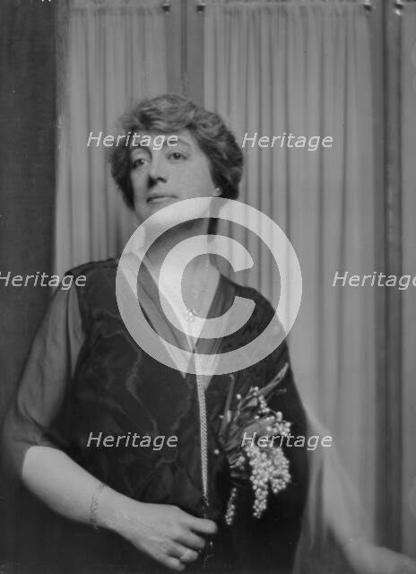 Griggs, Maitland, Mrs., portrait photograph, 1915. Creator: Arnold Genthe.