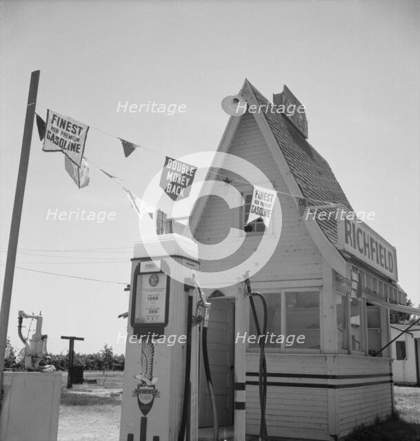 Between Tulare and Fresno on U.S. 99, 1939. Creator: Dorothea Lange.