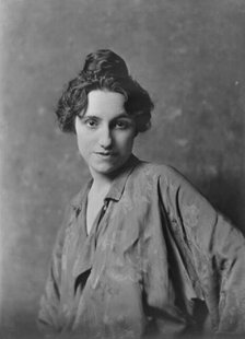 Miss Schellig, portrait photograph, 1919 Aug. 11. Creator: Arnold Genthe.