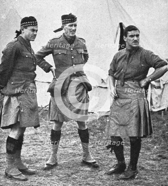 ''L'aide du Canada; Officiers de Highlanders canadiens', 1914. Creator: Unknown.