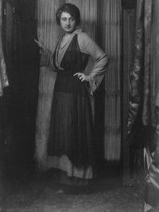 Chase, O.J., Jr., Mrs., portrait photograph, 1914 Dec. 9. Creator: Arnold Genthe.