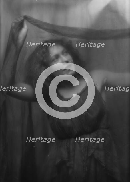 Carmen, Karline, Miss, portrait photograph, 1913. Creator: Arnold Genthe.