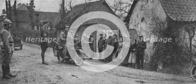 'Sur le front occupe en France par de Nouvelles forces Britanniques; motorcyclistes...', 1916. Creator: Unknown.