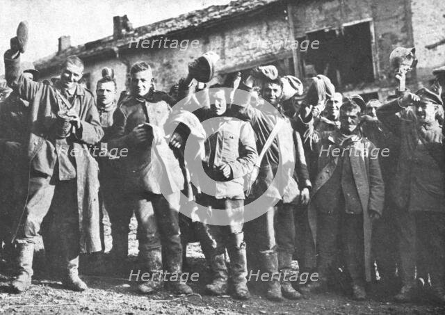 ''En Argonne; Pour ceux-la, la guerre est terminee; des prisonniers allemands saluent..., 1918. Creator: Unknown.
