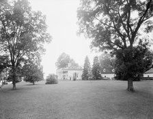 S.E. view of the mansion, Mt. Vernon, Va., between 1900 and 1915. Creator: Unknown.